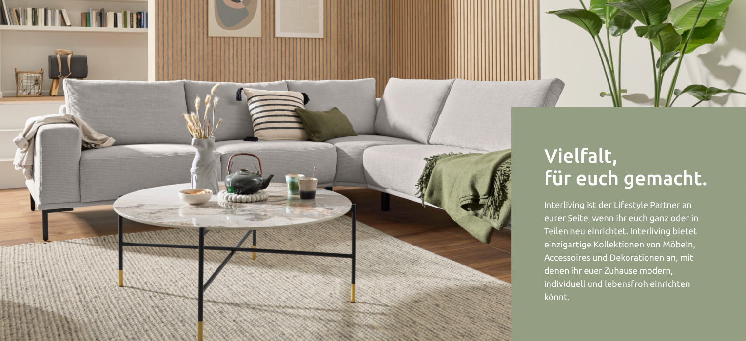 Moderne, helle Interliving Wohnlandschaft mit großzügigen Kissen und gemütlichem Flair für ein stilvolles Wohnzimmer.