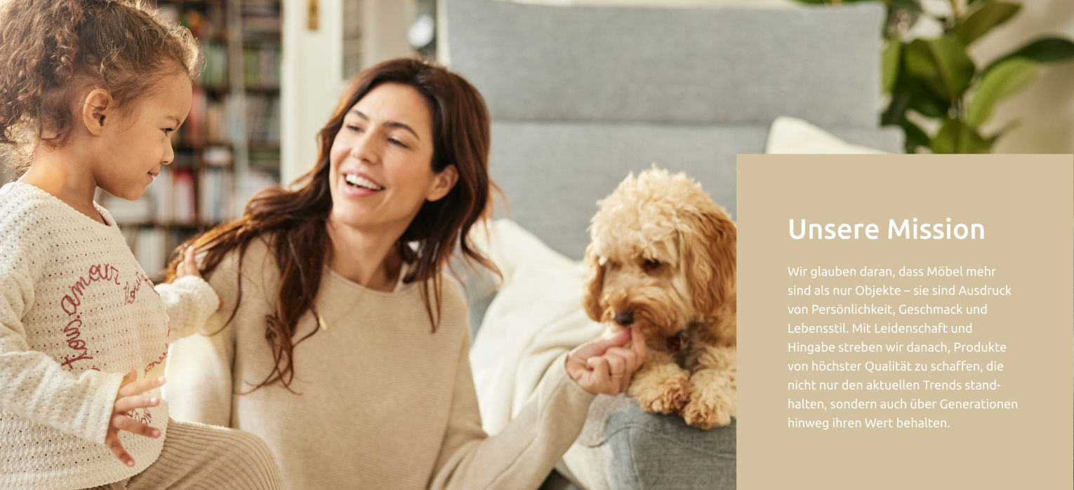 Lachende Mutter mit Hund und Kind in einem schönen Wohnzimmer – harmonische Wohnatmosphäre mit Wohlfühlcharakter.