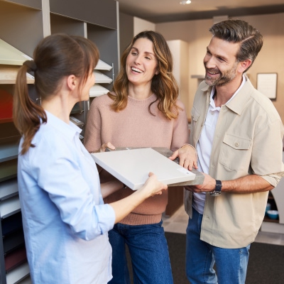 Ein Pärchen lässt sich in der Weser Wohnwelt umfassend zu Interliving Möbeln beraten. Ein kompetenter Berater unterstützt sie dabei, die perfekte Einrichtung für ihr Zuhause zu finden.