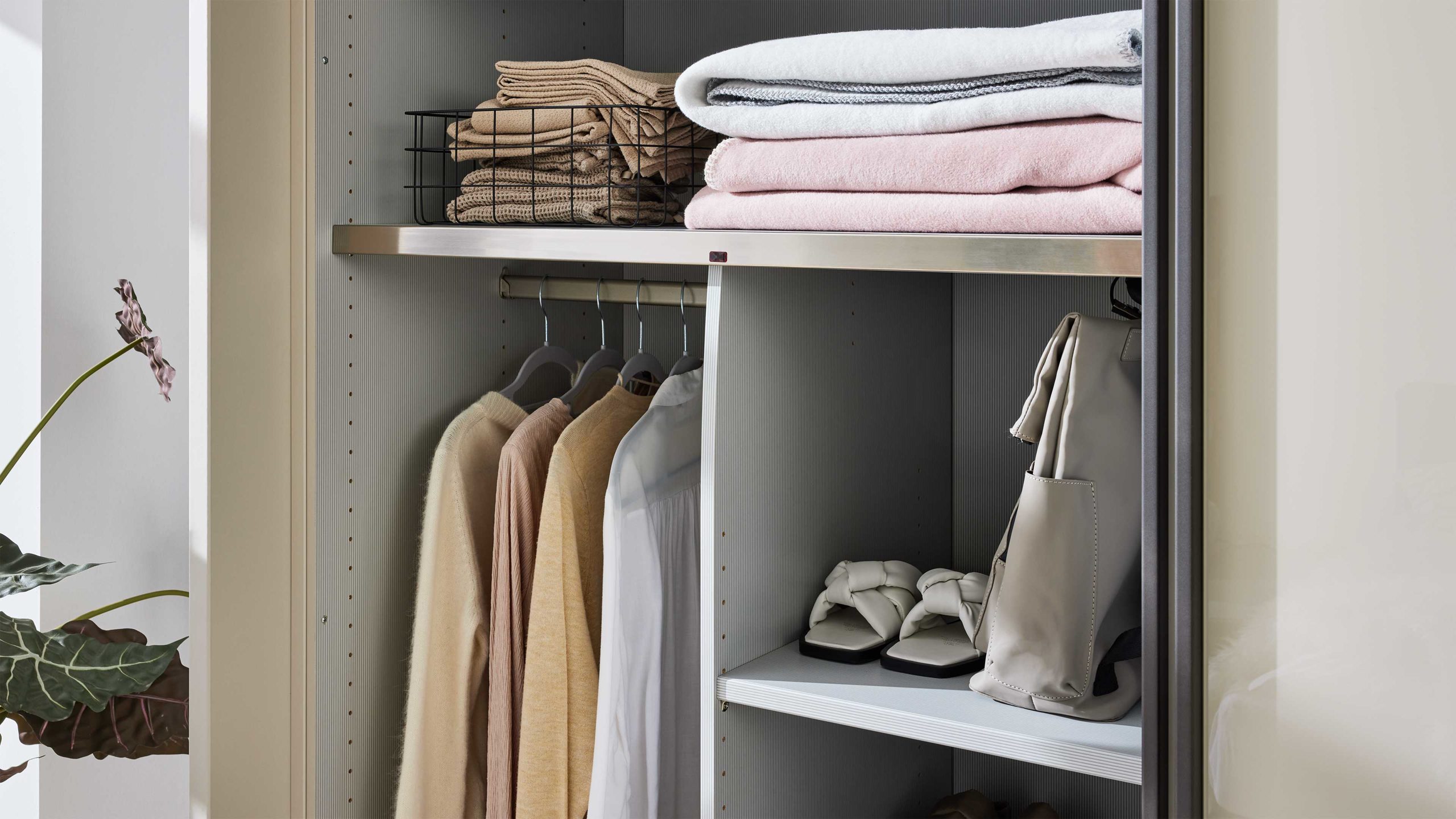 Interliving Kleiderschrank Serie 1205 – Schwebetürenschrank 637