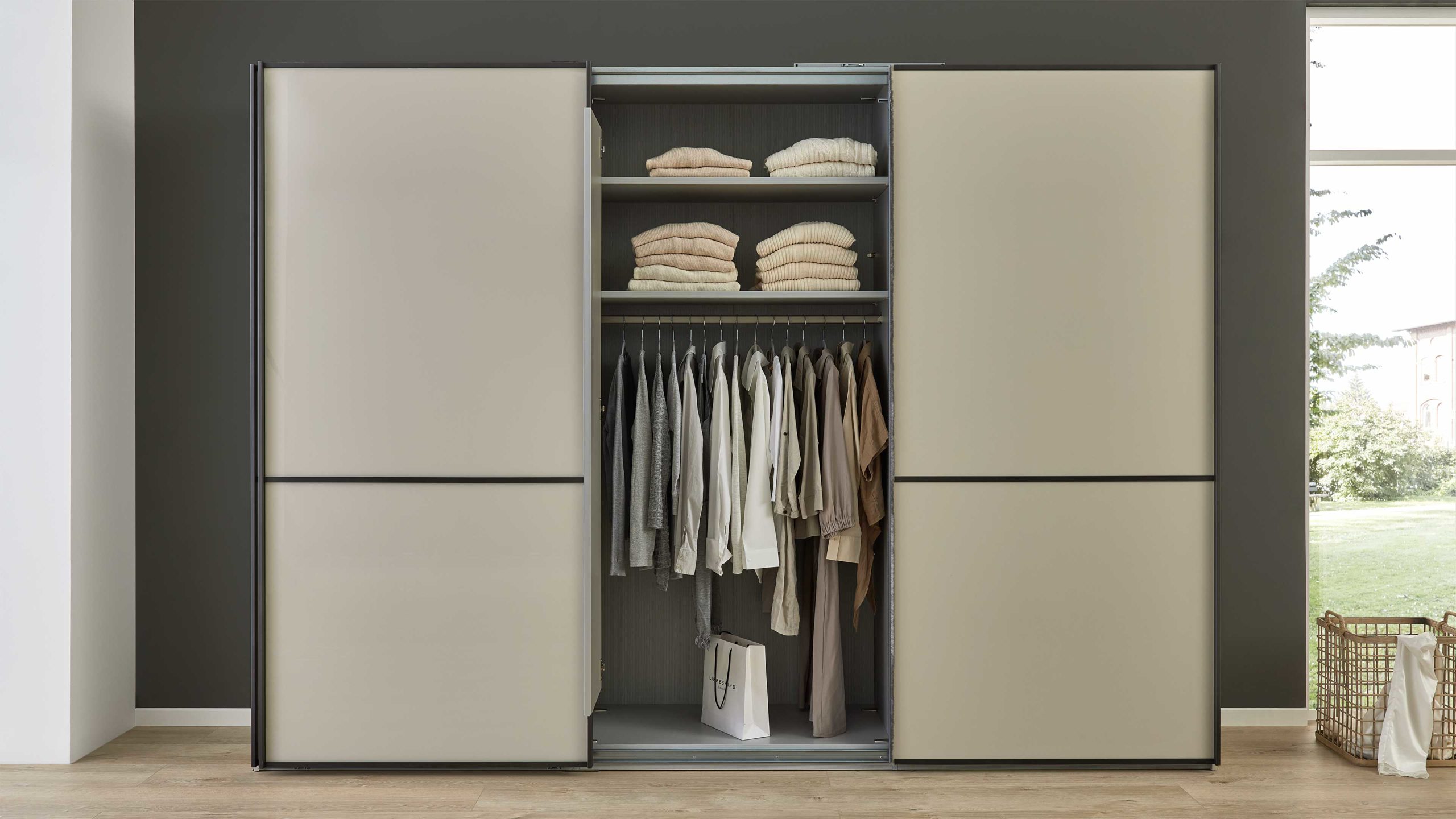 Interliving Kleiderschrank Serie 1205 – Schwebetürenschrank 637