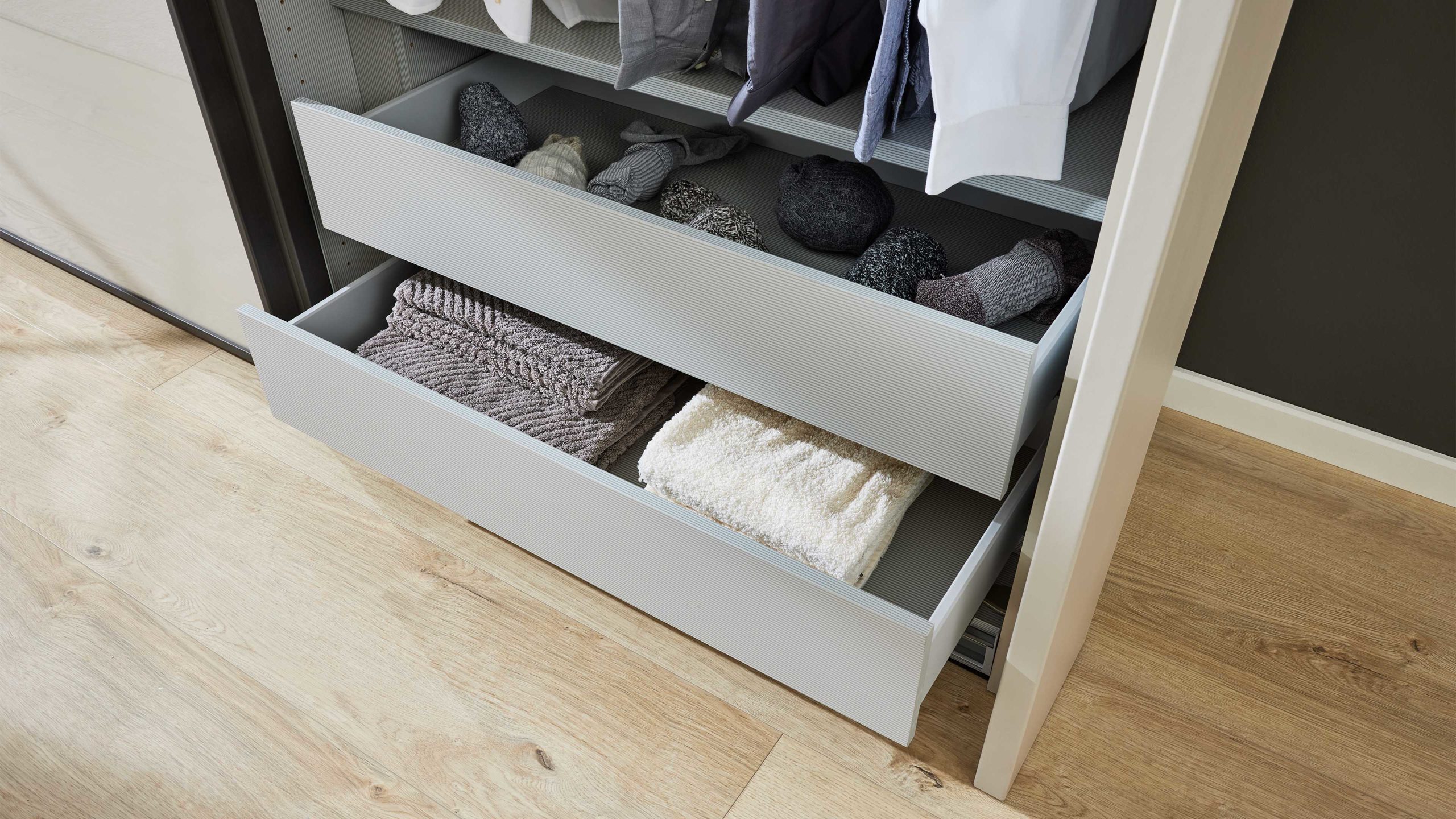 Interliving Kleiderschrank Serie 1205 – Schwebetürenschrank 637