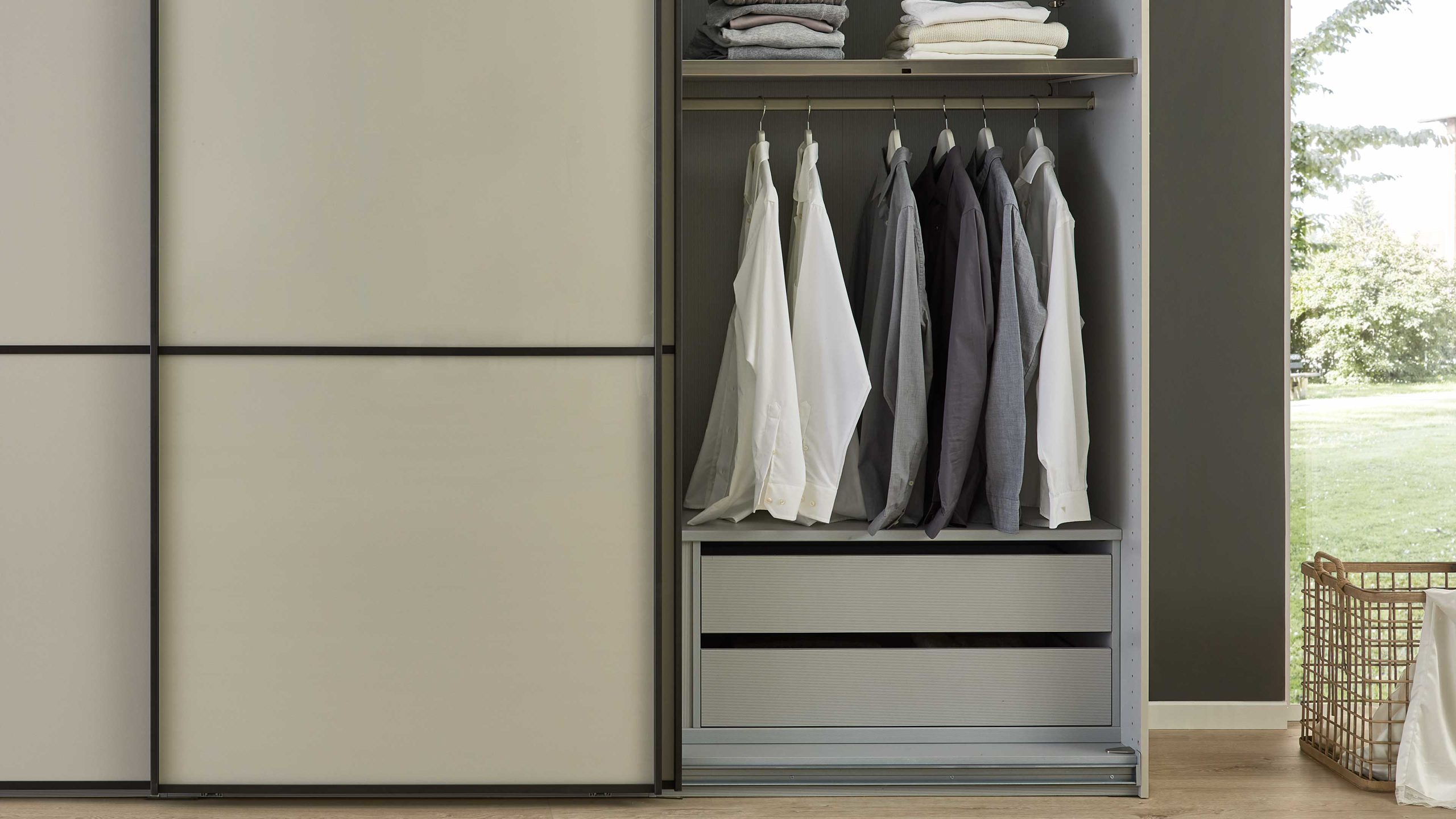 Interliving Kleiderschrank Serie 1205 – Schwebetürenschrank 637