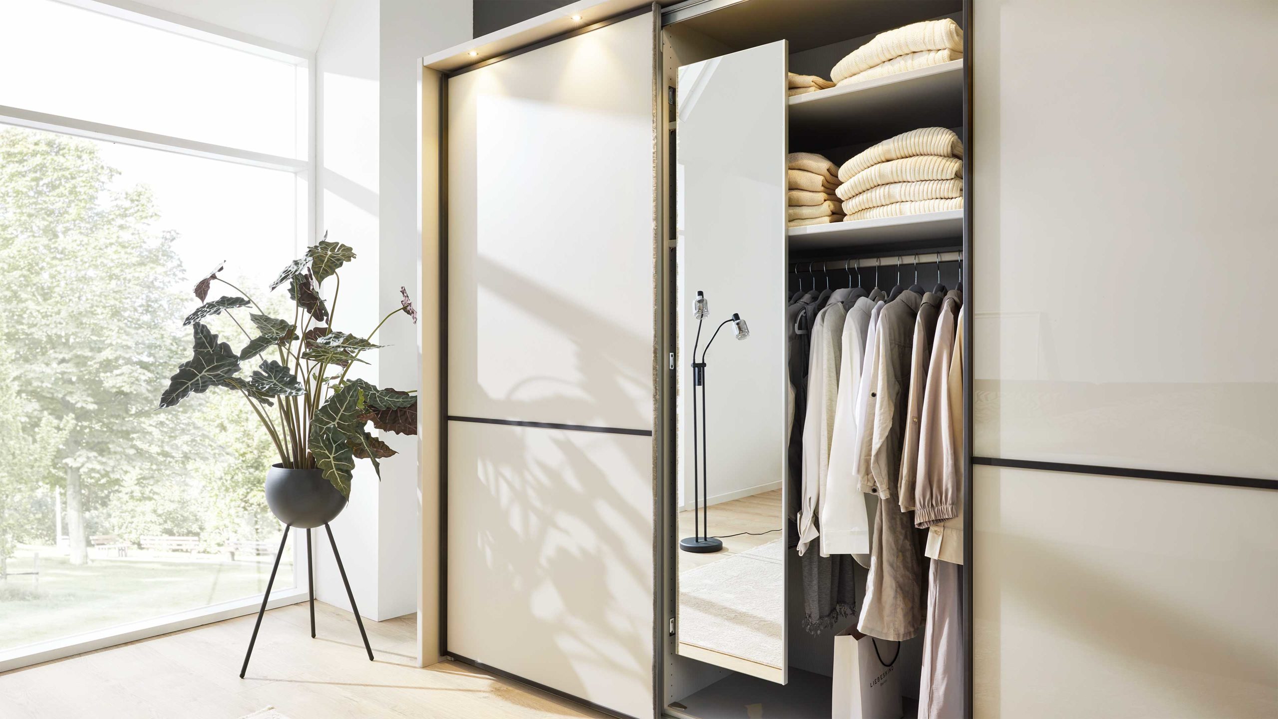 Interliving Kleiderschrank Serie 1205 – Schwebetürenschrank 637