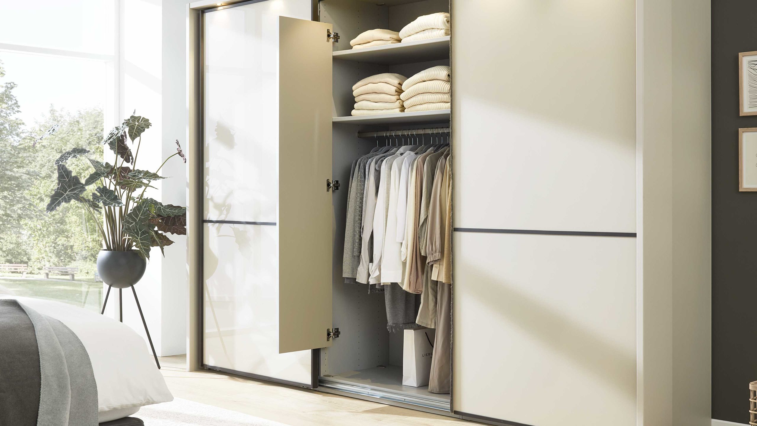 Interliving Kleiderschrank Serie 1205 – Schwebetürenschrank 637