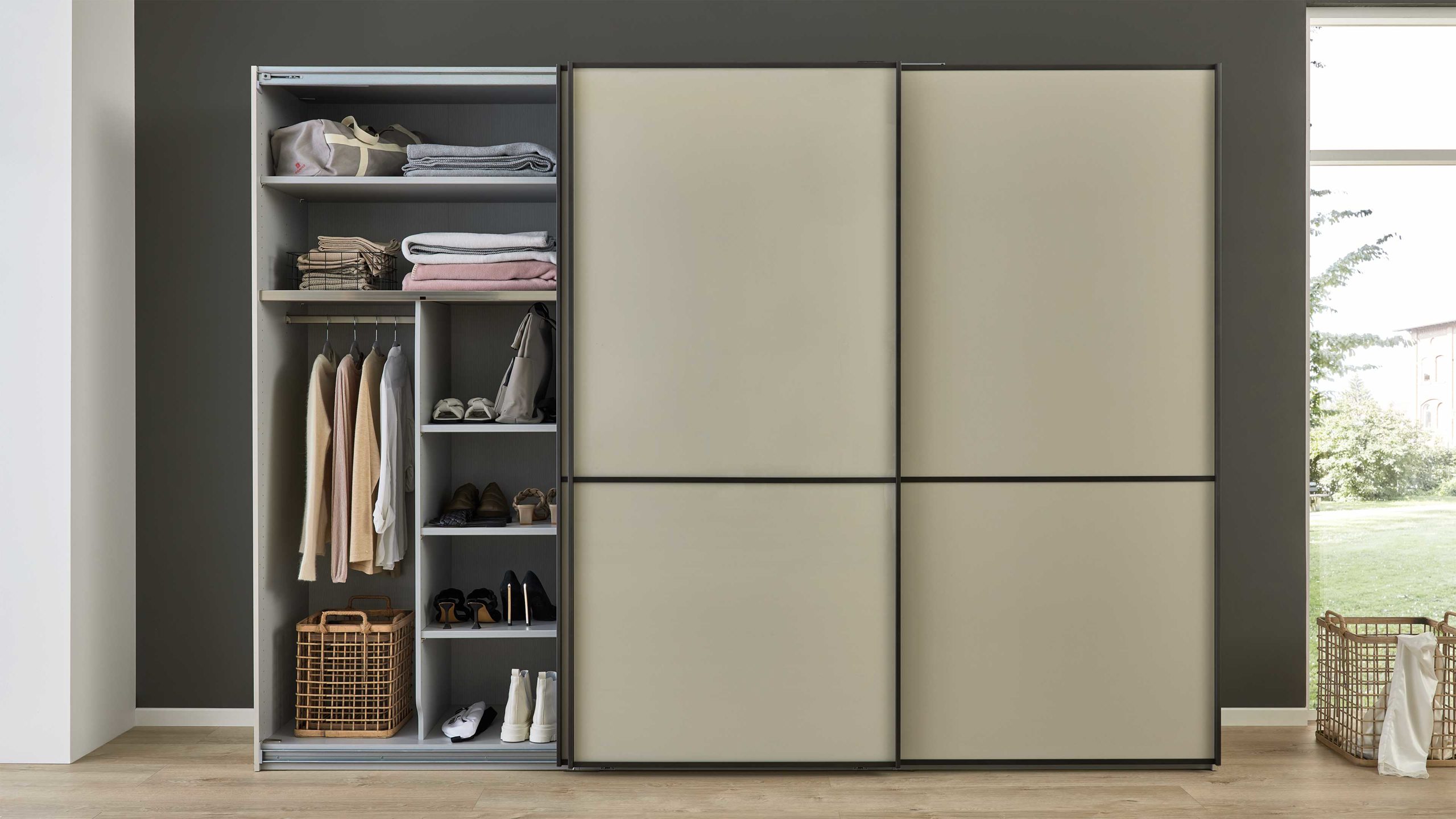 Interliving Kleiderschrank Serie 1205 – Schwebetürenschrank 637