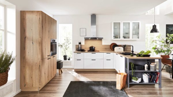 Interliving Küche Serie 3029 mit AEG-Einbaugeräten