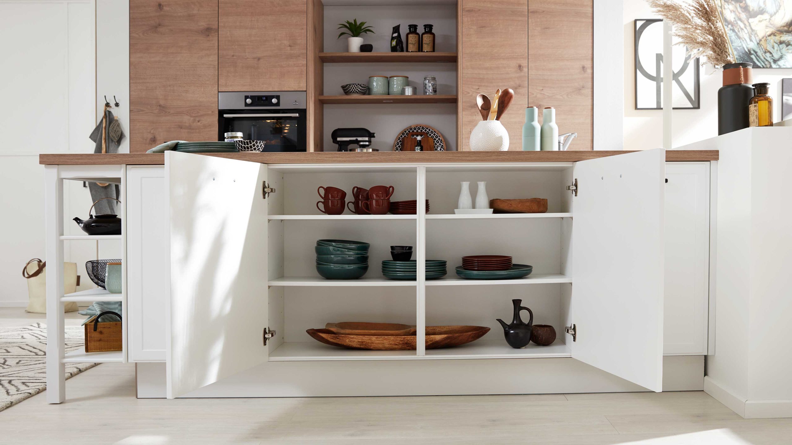 Interliving Küche Serie 3036 mit AEG-Einbaugeräten