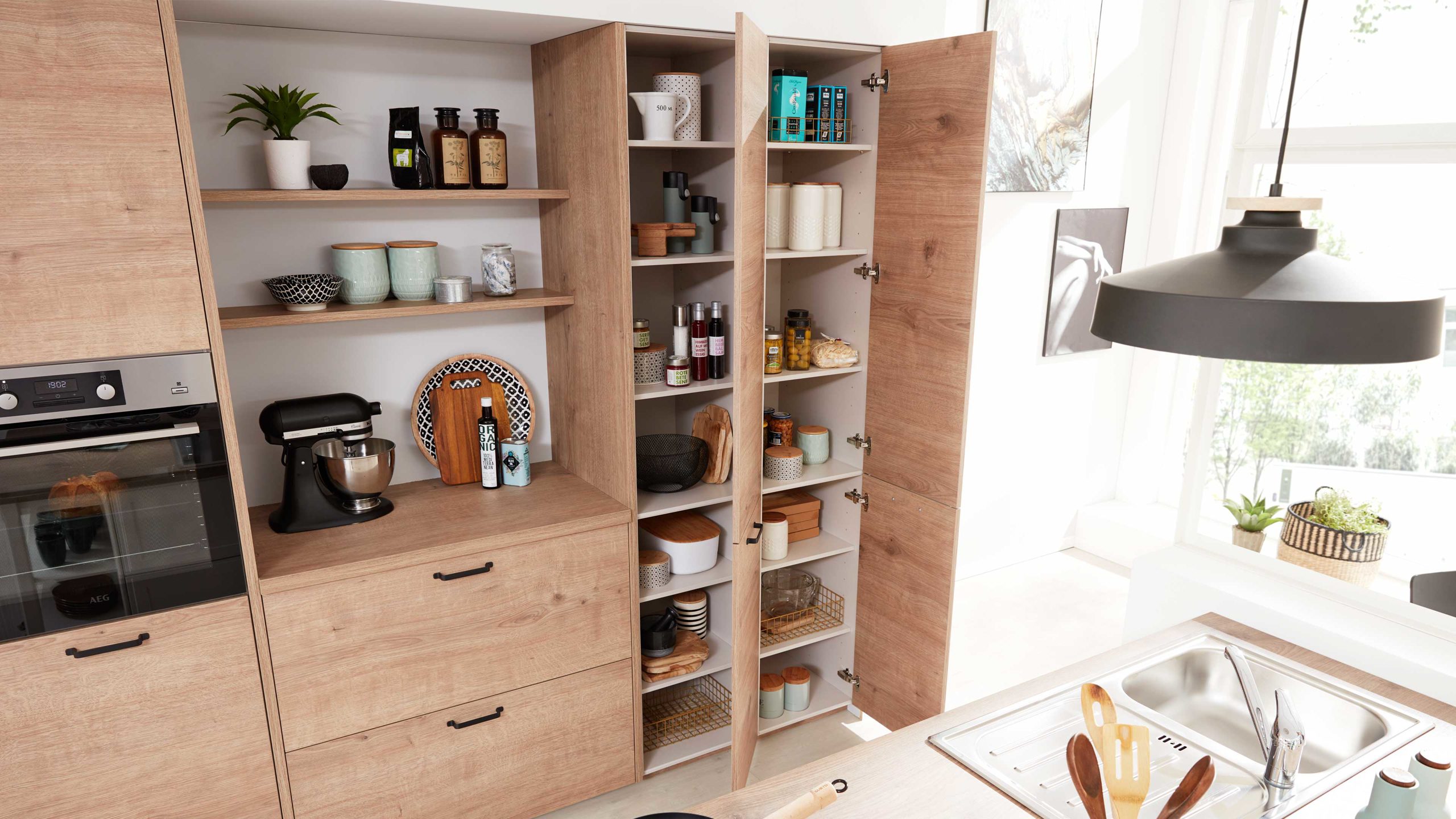 Interliving Küche Serie 3036 mit AEG-Einbaugeräten