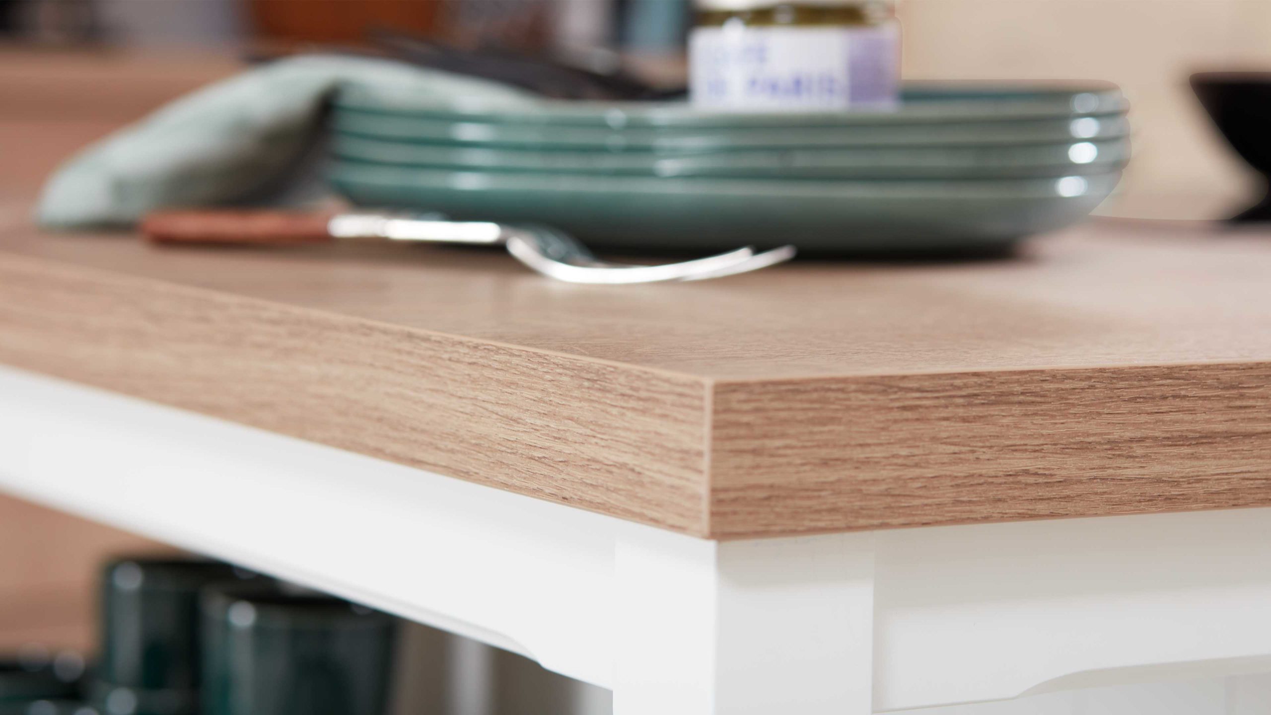 Interliving Küche Serie 3036 mit AEG-Einbaugeräten