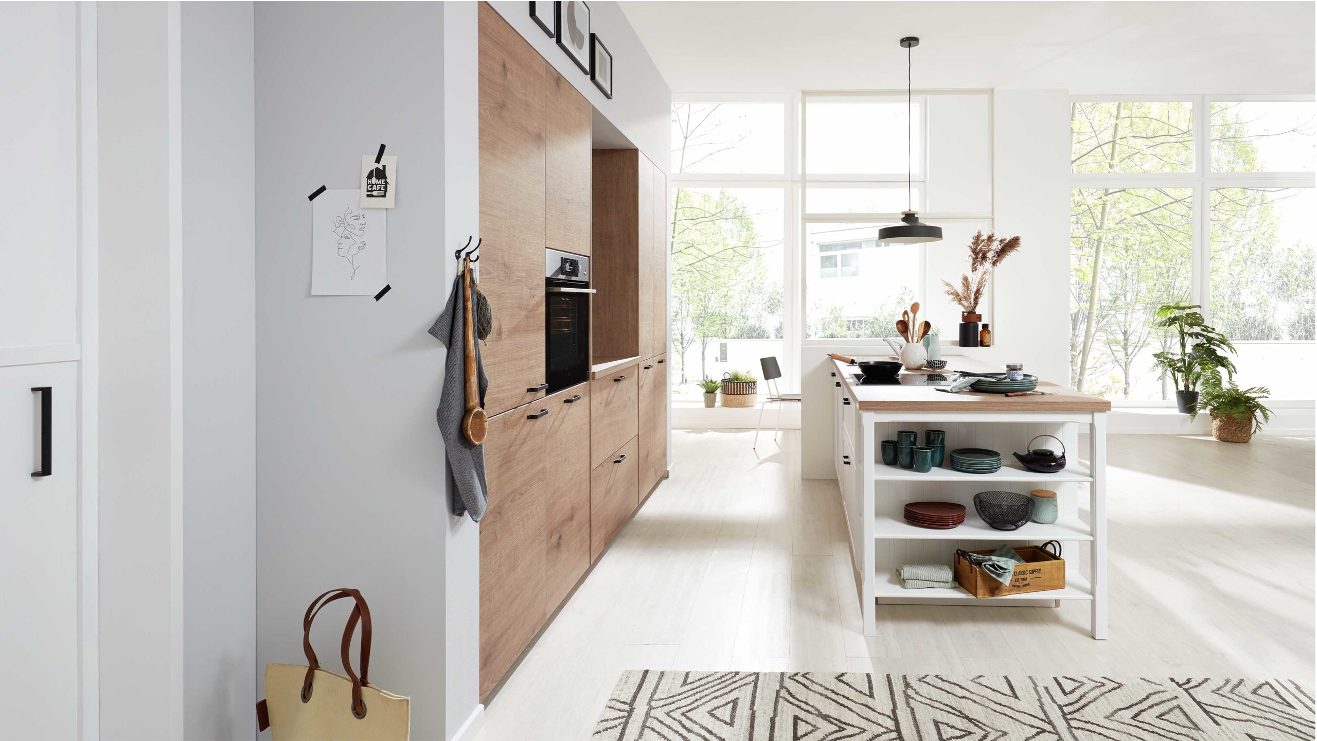 Interliving Küche Serie 3036 mit AEG-Einbaugeräten
