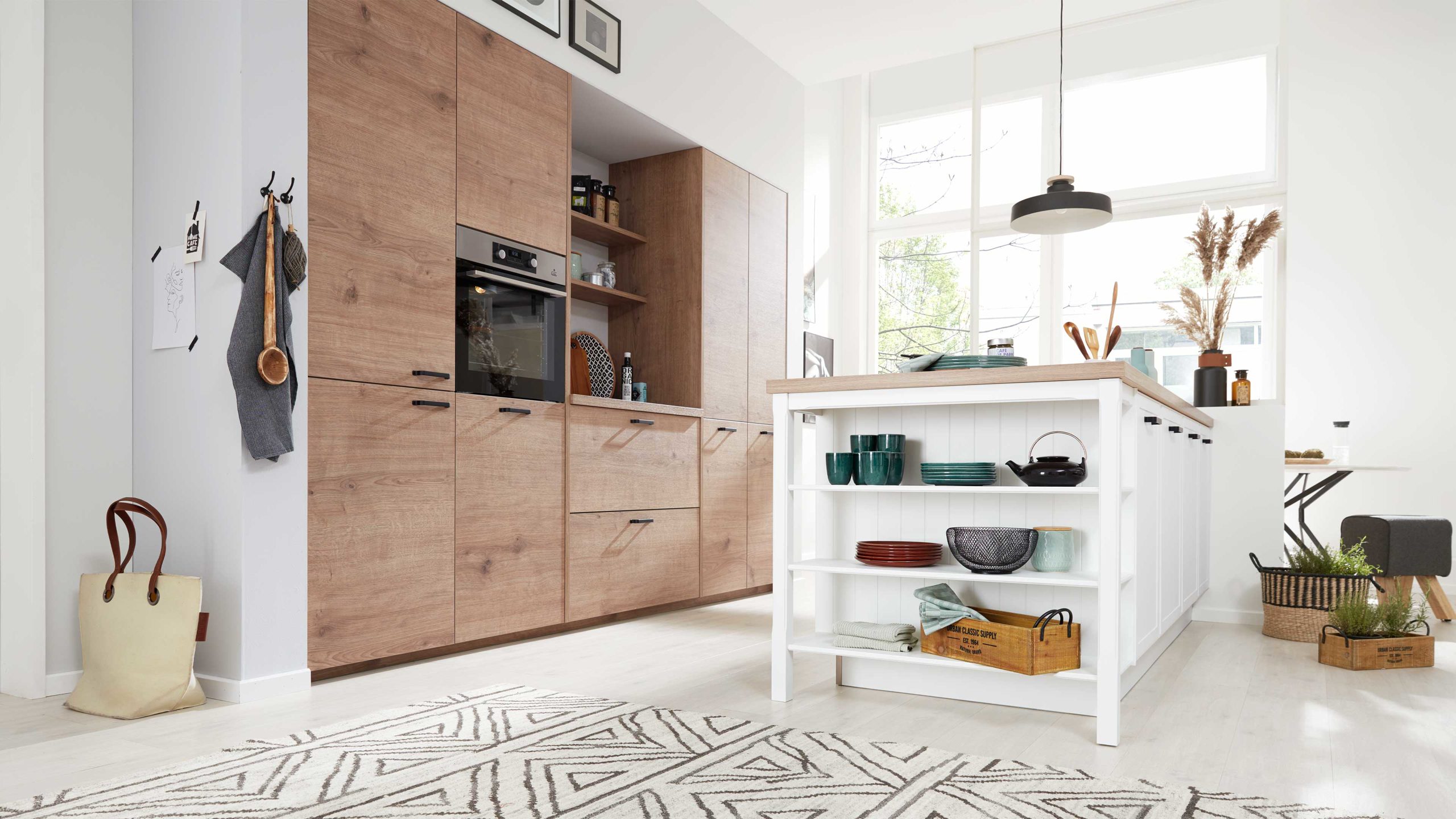 Interliving Küche Serie 3036 mit AEG-Einbaugeräten