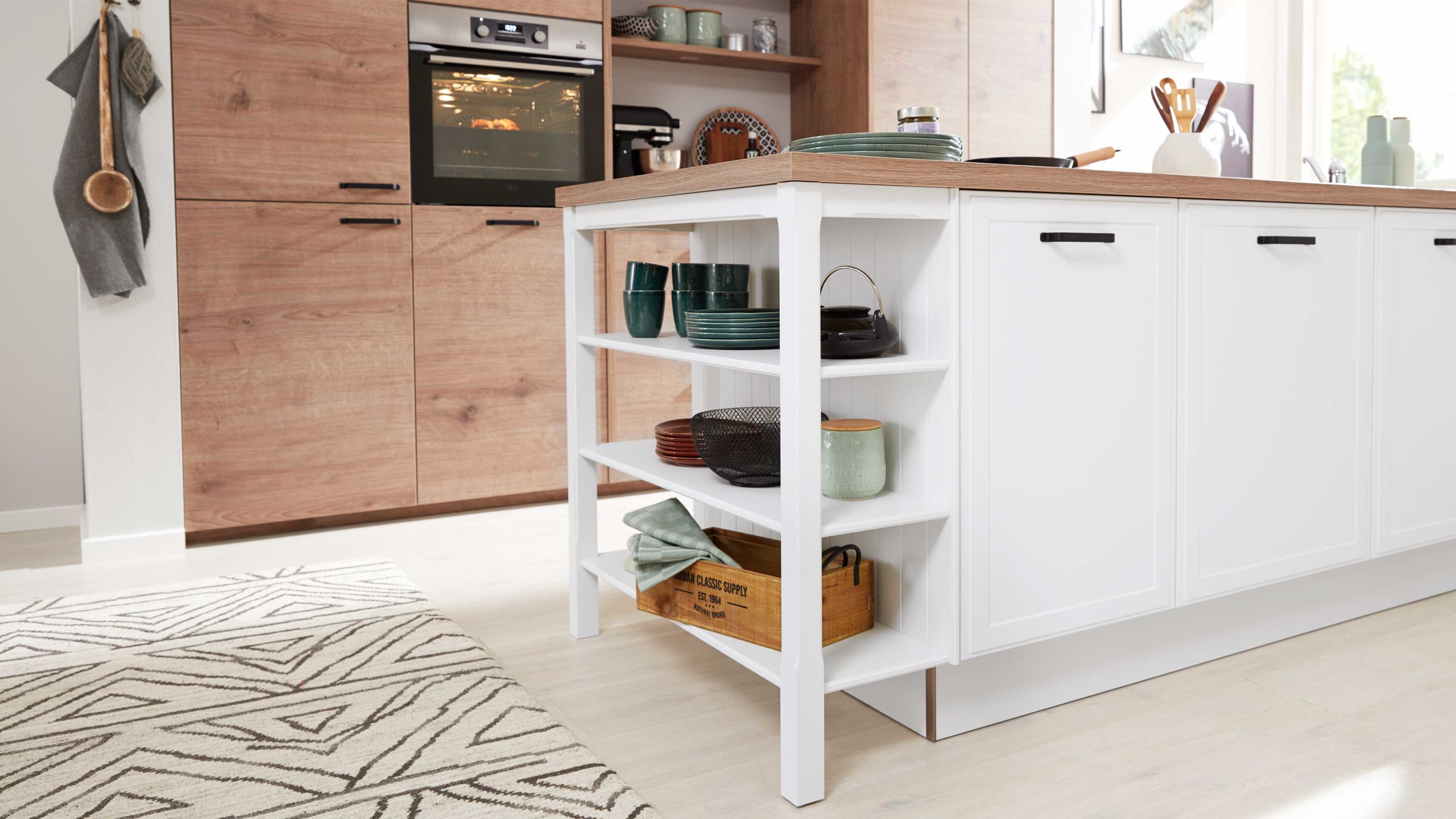 Interliving Küche Serie 3036 mit AEG-Einbaugeräten