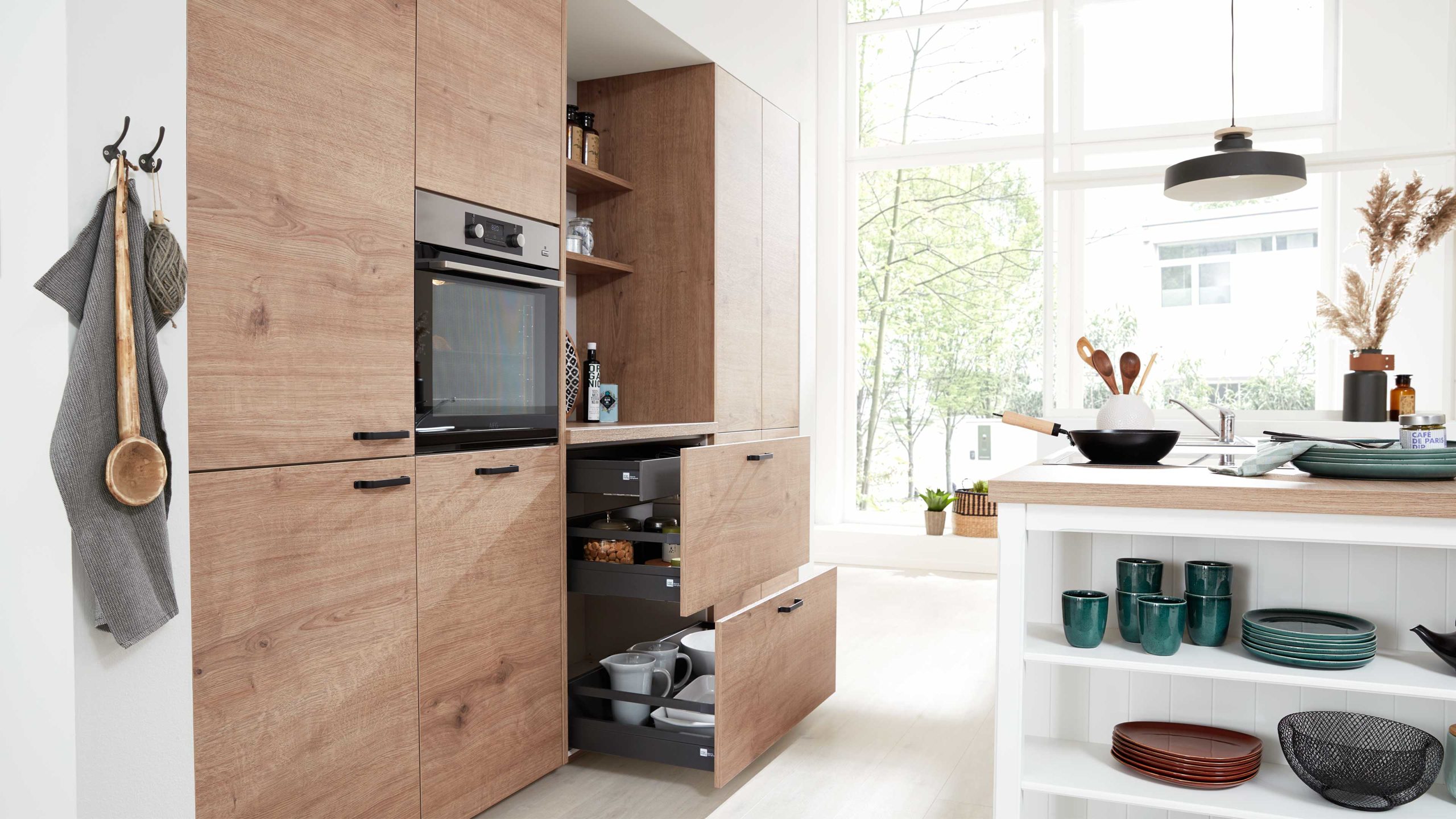 Interliving Küche Serie 3036 mit AEG-Einbaugeräten