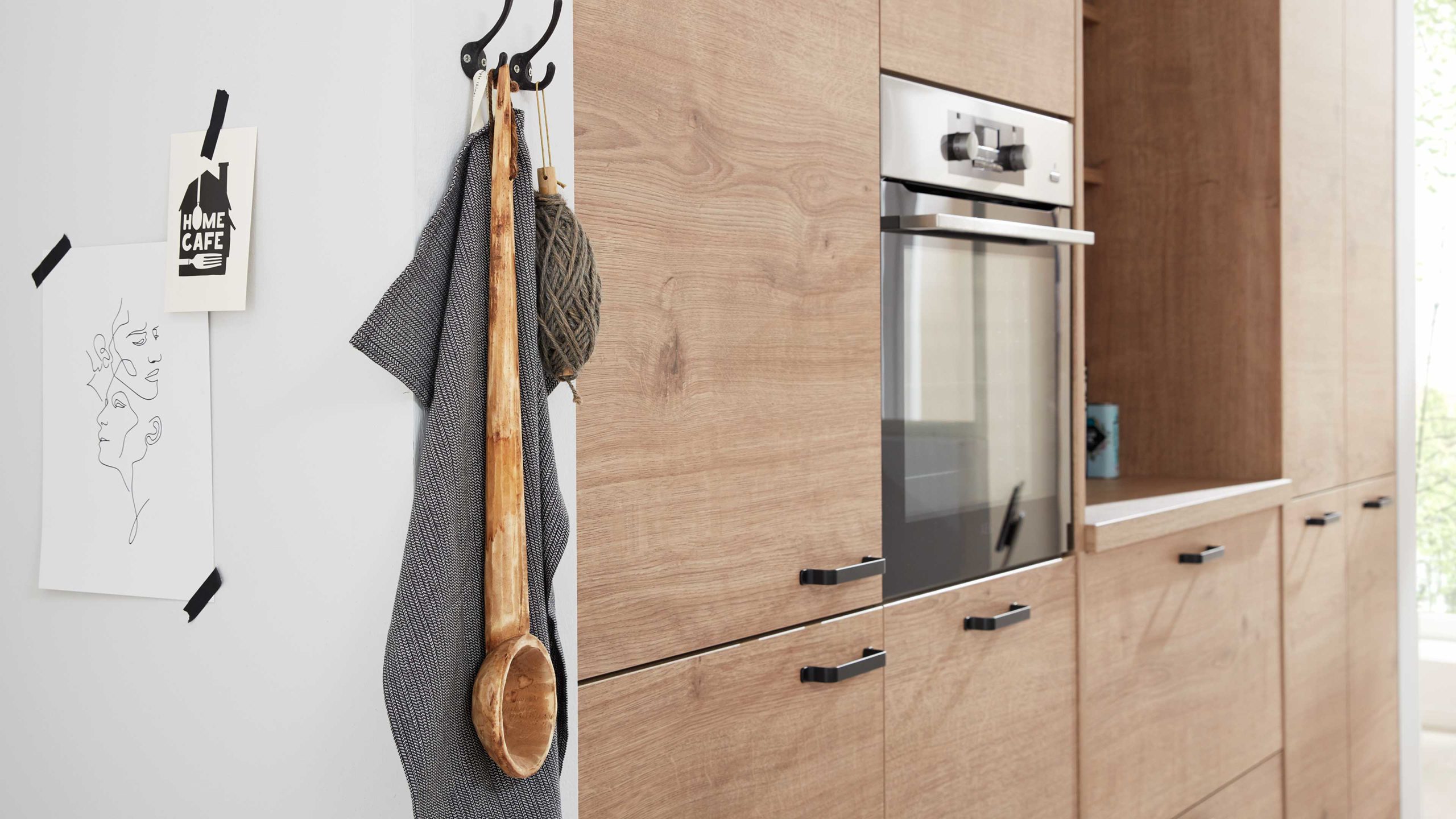 Interliving Küche Serie 3036 mit AEG-Einbaugeräten