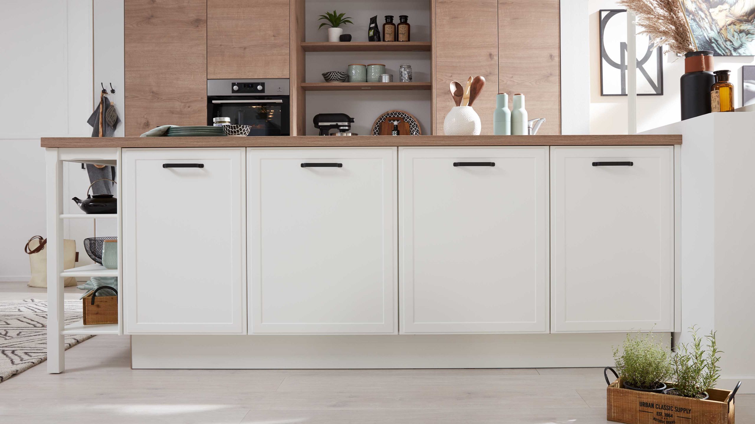 Interliving Küche Serie 3036 mit AEG-Einbaugeräten