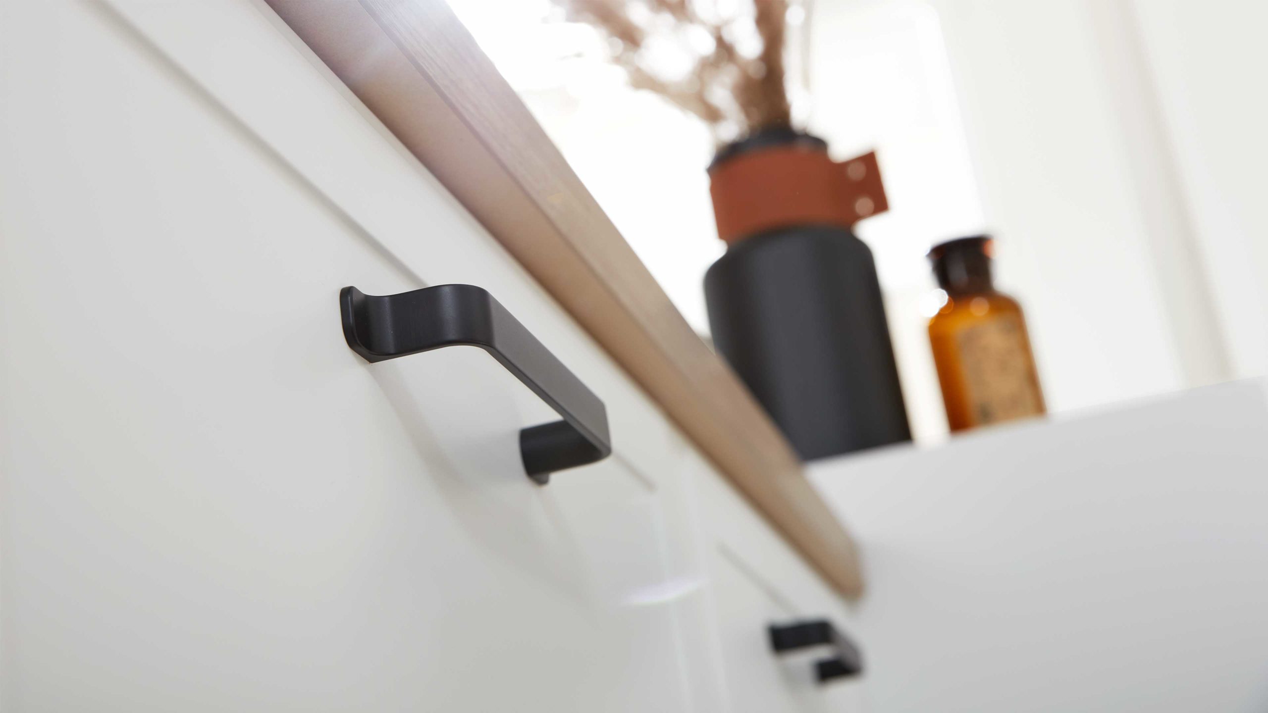 Interliving Küche Serie 3036 mit AEG-Einbaugeräten