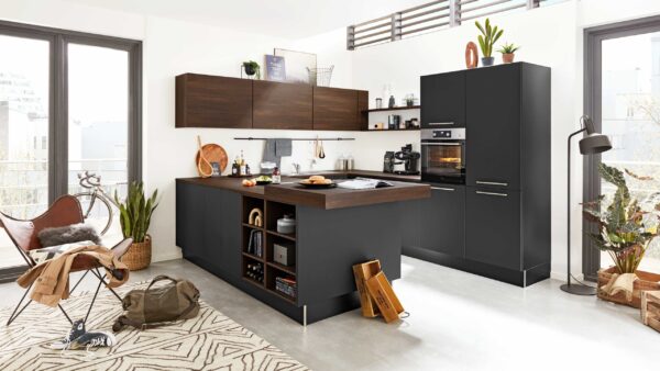 Interliving Küche Serie 3039 mit AEG-Einbaugeräten